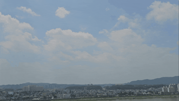 4일 금요일인 오늘 경기·인천지역은 찜통더위가 지속되겠다. 당분간 밤낮으로 기온이 크게 올라 열대야가 나타나겠다. 전날(3일) 오후 여주 남한강 일대 구름이 많은 하늘. (영상=김광섭 기자)
