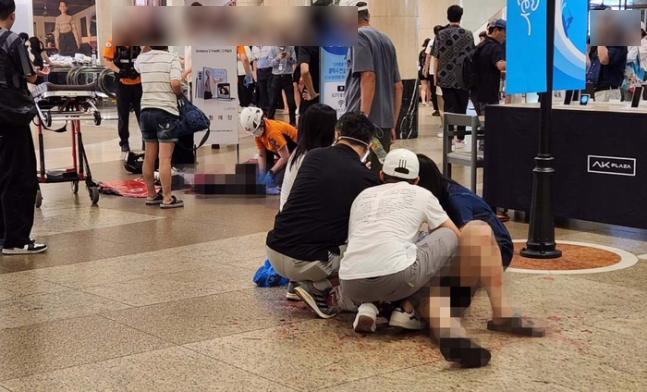 20대 남성이 성남시 분당구 서현역 일대 AK플라자 백화점에서 묻지마 흉기 테러를 벌여 14명이 다쳤고 12명이 중상을 당한 것으로 파악됐다. 사진은 사고 현장. (사진=SNS 캡처)