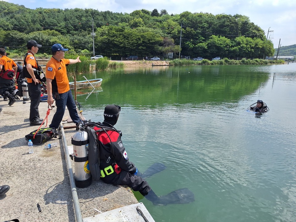 4일 오전 8시46분께 시흥시의 한 낚시터에서 낚시를 하던 70대 낚시객이 물에 빠져 숨졌다. 사진은 사고 현장. (사진제공=경기도소방재난본부)