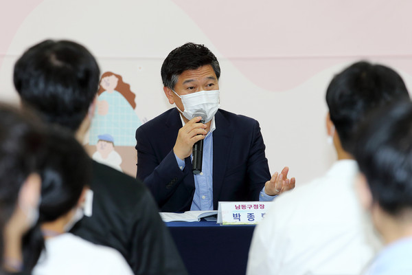 박종효 남동구청장이 지난달 28일 대학생 행정체험 연수에 참여한 학생들과 간담회를 갖고 있다. (사진제공=인천 남동구청)