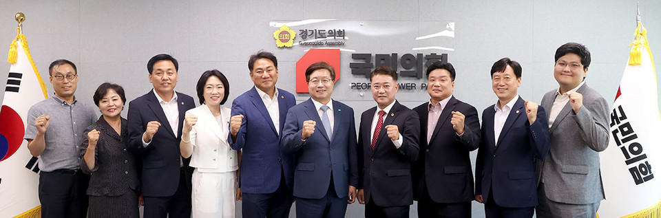 경기도의회 국민의힘이 8일 염태영 경제부지사를 만나 태풍 ‘카눈’에 대비한 경기도의 철저한 대응과 세계스카우트 잼버리 참여자들에 대한 적극적인 체류 지원 등을 당부했다. (사진제공=경기도의회)