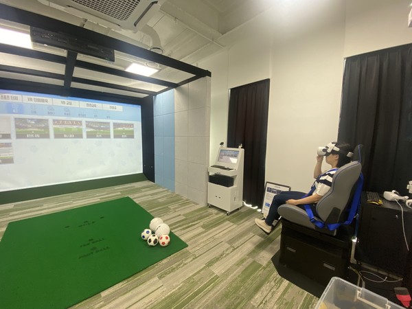 구리시 갈매도서관이 여름방학을 맞아 청소년실에서 게임스튜디오와 웹툰존을 이용하려는 청소년들로 성황을 이루고 있다. (사진제공=구리 갈매도서관)