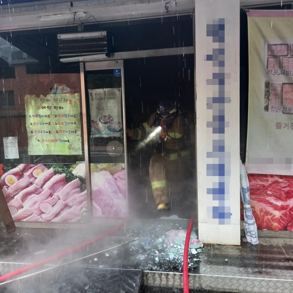 8일 오후 2시45분께 고양시 덕양구 행신동의 축산물도매센터 1층에서 불이 나 신고를 받고 출동한 소방당국에 의해 약 17분 만에 꺼졌다. (사진제공=경기도북부소방재난본부)