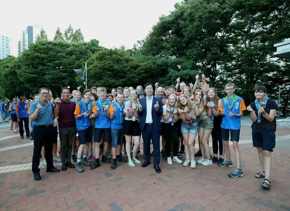 정명근 화성시장이 9일 전날(8일) 화성시를 찾은 잼버리 대원 1천여명에 대해 불편함이 없도록 적극적으로 지원하고 있다고 밝혔다. 화성을 찾은 잼버리 대원들과 함께하고 있는 정명근 화성시장. (사진=정명근 화성시장 페이스북)