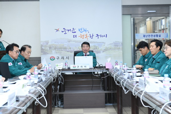 백경현 구리시장이 9일 매우 강력한 제6호 태풍 ‘카눈’의 북상에 따른 태풍피해에 대비하기 위해 휴가 중 긴급 구리시 재난안전대책본부 회의를 주재해 태풍으로 인한 피해가 발생하지 않도록 총력 대응할 것을 전 부서에 지시했다. (사진제공=구리시청)