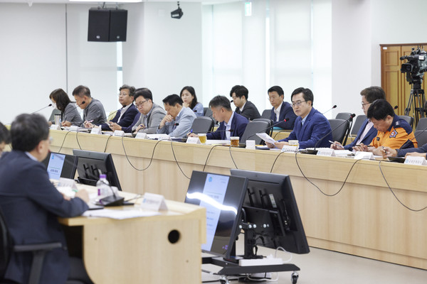 김동연 경기도지사가 경기도에 체류하게 된 잼버리 대원들이 좋은 기억과 경험을 갖고 갈 수 있도록 도 실국과 시군, 대학과 민간기업, 공공시설 모두가 차질없이 준비해달라고 거듭 당부했다. (사진제공=경기도청)