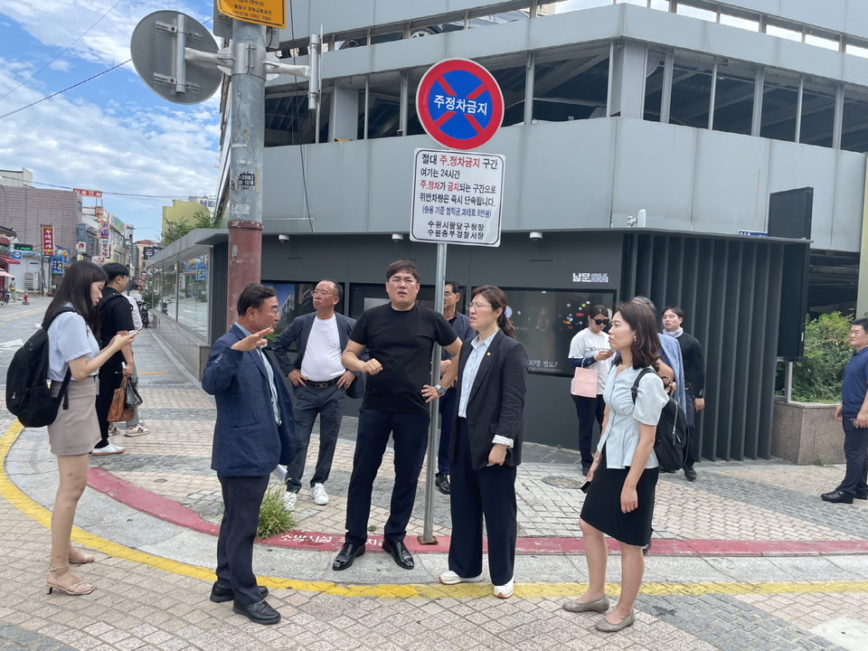 장미란 문체부 제2차관이 남문로데오시장 구역에서 수원시 관계자와 이야기를 나누고 있다. (사진제공=수원시청)