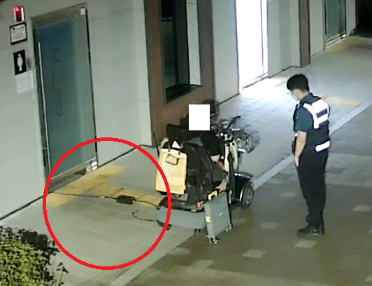 이천시 CCTV통합관제센터가 갑자기 일어난 ‘집단폭력행위나 전기도둑’까지 각종 사건·사고를 ‘척척’ 적발해내고 있다. 이렇게 적발된 행위들은 경찰에 곧바로 전달돼 처리된다. 사진은 지난 22일 오후 1시께 공중화장실 공공전기를 무단 충전하는 모습. (사진제공=이천CCTV통합관제센터)