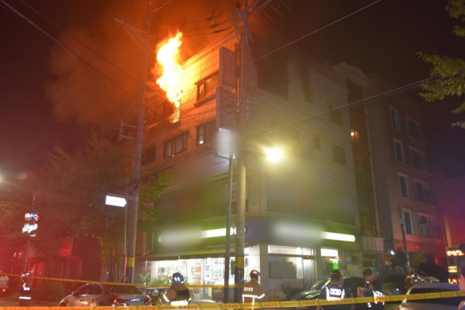 14일 오전 2시39분께 안산시 상록구의 한 상가주택 4층에서 불이 나 신고를 받고 출동한 소방당국에 의해 약 2시간 30분 만에 꺼졌다. (사진제공=경기도소방재난본부)
