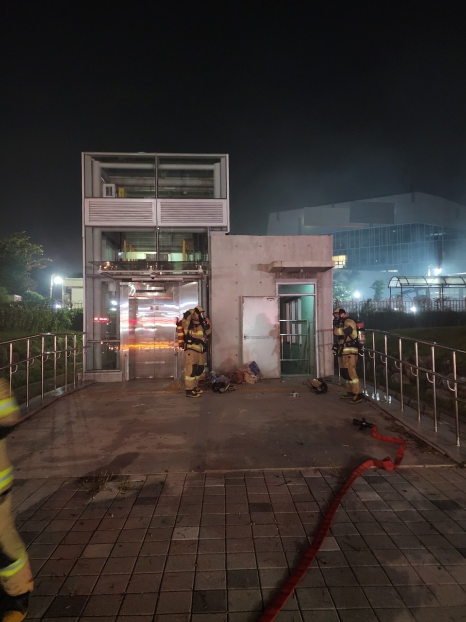부천의 한 지하철 부속시설에서 불이 나 신고를 받고 출동한 소방당국에 의해 진화됐다. 한때 대응 1단계가 발령되기도 했다. (사진제공=경기도소방재난본부)