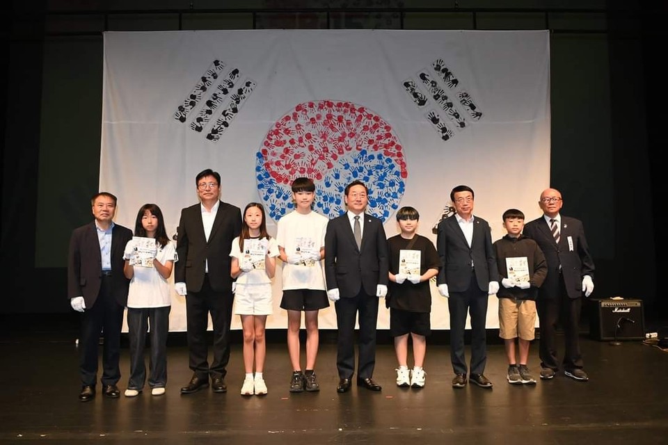 인천시가 15일 오전 제78주년 광복절을 경축하기 위해 인천문화예술회관 대공연장에서 경축 행사를 개최했다. 사진은 창영초등학교 학생 100여 명이 손도장으로 직접 만든 태극기 앞에 선 유정복 인천시장. (사진=유정복 인천시장 페이스북)