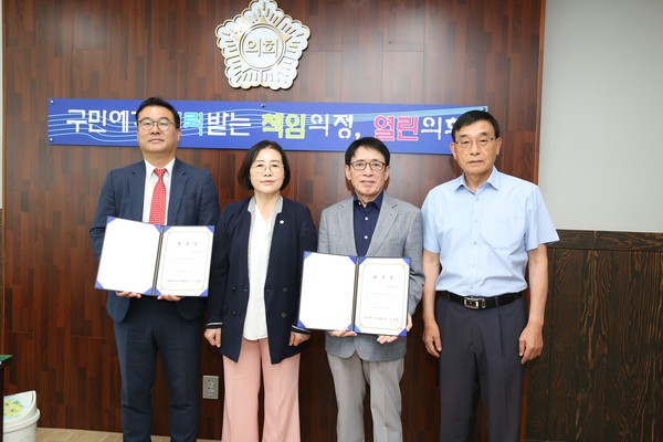 인천 서구의회가 16일 의장실에서 인천 서구의회의 전문적인 입법 자문 및 효율적인 의회운영을 위해 입법·법률고문을 신규 위촉했다. (사진제공=서구의회)
