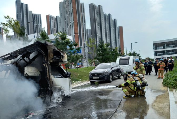 16일 오후 2시42분께 평택시 동삭동의 한 도로변에 주차된 캠핑카에서 불이 나 신고를 받고 출동한 소방당국에 의해 약 31분 만에 꺼졌다. (사진제공=경기도소방재난본부)