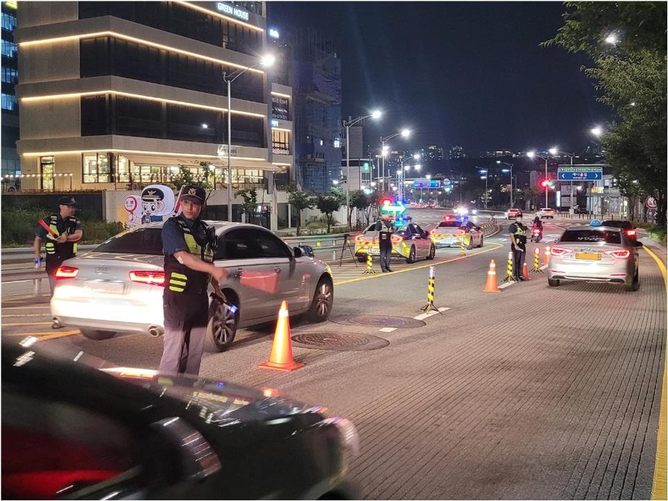 경기북부경찰청은 지난 17일 오후 9시부터 11시까지 2시간 동안 13개 경찰서에서 경찰 157명, 순찰차 36대를 동원, 식당가·유흥가 주변 등에서 일제 음주단속을 벌여 총 9건을 적발했다. (사진제공=경기북부경찰청)