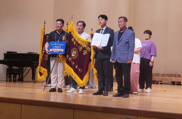 남문중학교 남문윈드오케스트라가 대상 수상 후, 관계자들과 기념사진을 촬영하고 있다./사진제공=남원중학교