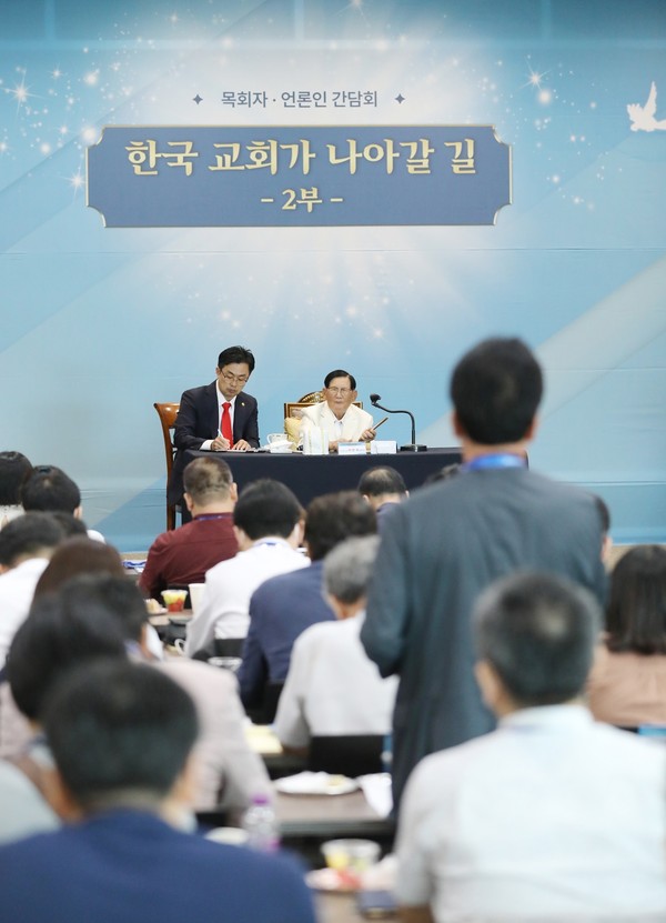 간담회에 참석한 한 언론인이 이만희 총회장에게 질의하고 있다. (사진제공=신천지예수교)