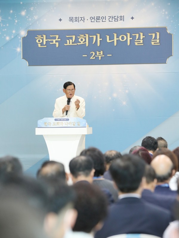 간담회에서 이만희 총회장이  강연하고 있는 모습. (사진제공=신천지예수교)