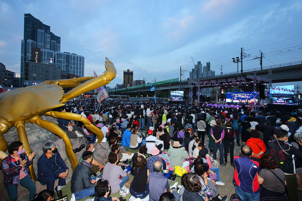 올해도 어김없이 수도권 대표 해양 축제 ‘소래포구축제’가 찾아왔다. 사진은 ‘소래포구축제’. (사진제공=인천 남동구청)