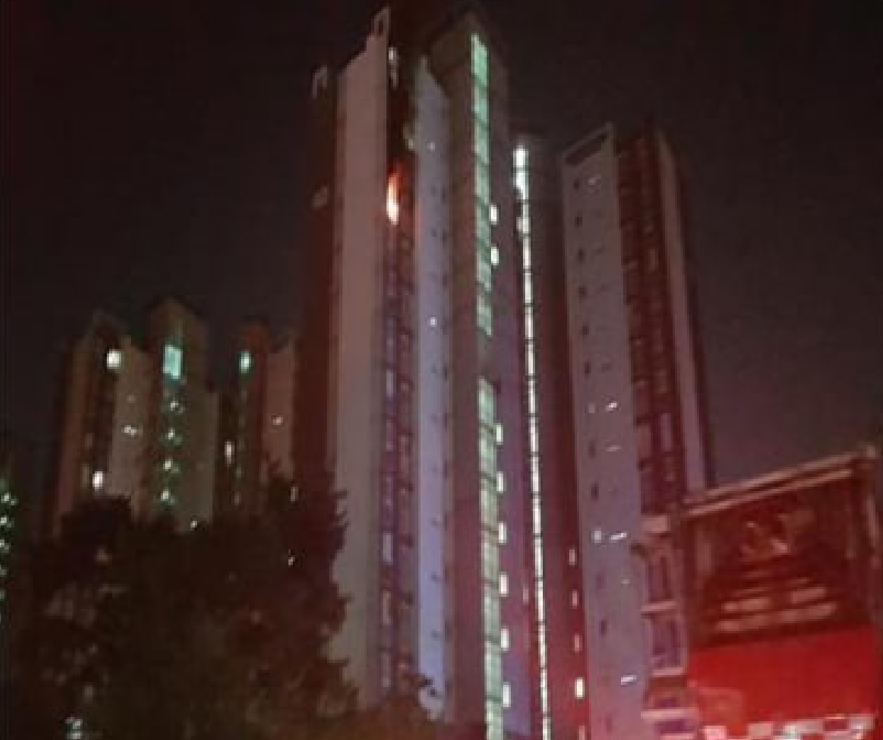 한밤중 아파트 에어컨 실외기에서 불이 나 한때 이웃주민들이 대피하는 소동이 빚어졌다. (사진제공=경기도소방재난본부)