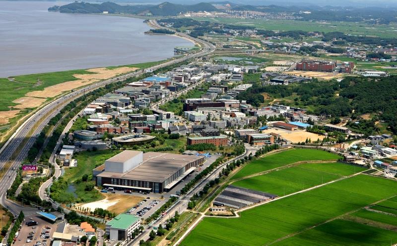 파주시는 파주출판단지 수소연료전지 발전소 설립 사업과 관련, 사업주 측에 사업 안전성과 철저한 검증 과정을 거친 후, 시민들의 의견이 충분히 수렴돼야 사업 추진이 가능하다고 못박았다. 사진은 하늘에서 바라본 ‘파주출판단지’ 전경. (사진제공=파주시청)