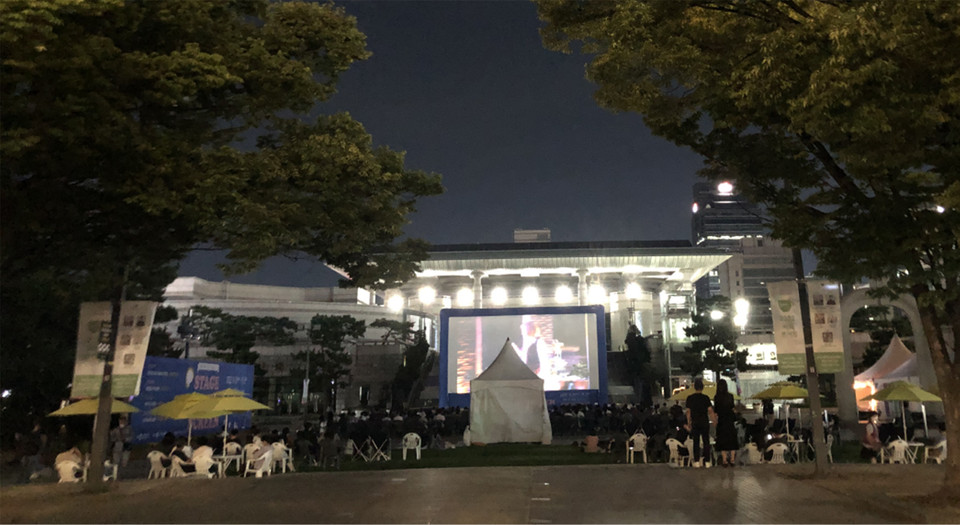 인천시 문화예술회관은 여름의 늦더위가 주춤하며 가을로 접어드는 다음달 6일부터 9일까지 인천문화예술회관 야외광장에서 영상으로 만나는 명작 무대 ‘스테이지 온 스크린’을 개최한다고 밝혔다. (사진제공=인천시청)