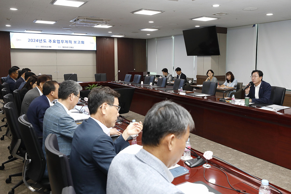 화성시가 22일부터 ‘2024년도 주요업무계획 수립 보고회’를 개최해 민선8기의 본격적인 성과창출을 위한 전략계획 수립에 나섰다. (사진제공=화성시청)