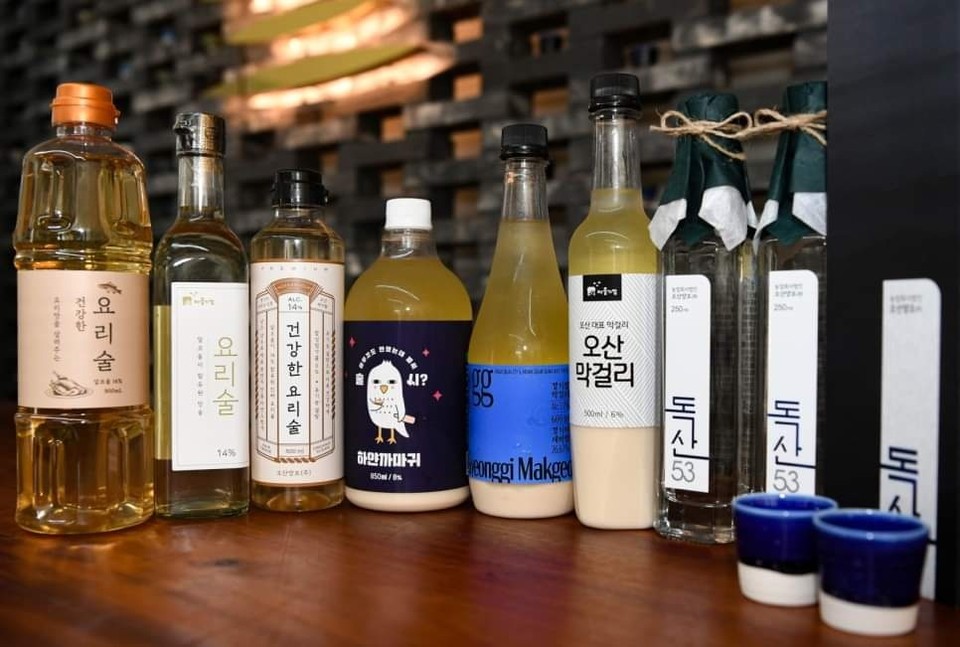 이권재 오산시장이 23일 지역에서 생산되는 전통주를 오산 특산품으로 만들기 위해 적극 지원하겠다고 밝혔다. 사진은 오산에서 생산되는 전통주. (사진=이권재 오산시장 페이스북)
