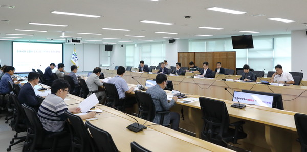 24일 오후 경기도청 다목적회의실에서 오병권 행정1부지사 등 관계자들이 참석한 가운데 후쿠시마 오염수 방류대응 TF 비상 회의가 열리고 있다. (사진제공=경기도청)