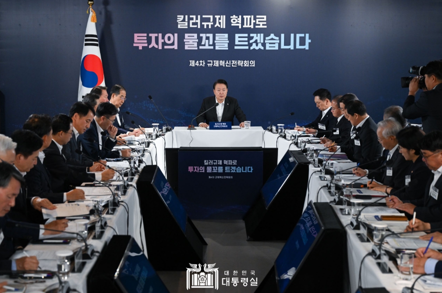 윤석열 대통령은 24일 오전 구로디지털산업단지 G밸리산업박물관에서 ‘킬러규제 혁파 규제혁신전략회의’를 직접 주재한 자리에서 “규제혁신을 위해 공직자들의 마인드를 확 바꿔 나가야 한다”며 “‘쉽게 풀 수 있는 규제’를 넘어 우리가 먹고사는 문제와 직결된 ‘꼭 풀어야 하는 규제’ 혁파에 집중해 달라”고 강조했다. (사진제공=대통령실)