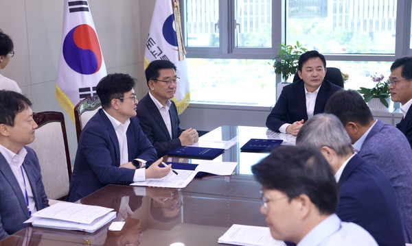 김병수 김포시장(사진 왼쪽 두 번째)이 양천, 구로구청장과 건의문 전달 후, 원희룡 장관(사진 중앙)과 현금지원 계획 개선 방안 등을 놓고 대화하고 있다.(사제공=김포시청)