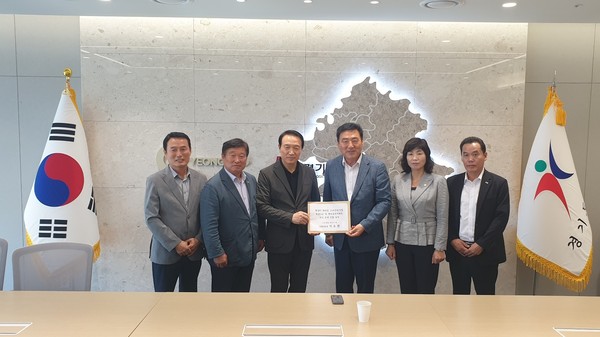 석호현 국민의힘 화성시병 당협위원장이 임태희 교육감에게 지역교육현안 건의서를 전달하고 간담회 참석자들과 기념사진을 촬여하고 있다.(사진제공=국민의힘 화성시병 당협위원회)