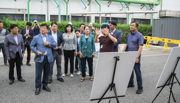 김미영 위원장을 비롯한 화성시의회 ‘수원공공하수 처리시설 및 슬러지 처리시설 악취 저감대책 위원회’ 화성시 송산동 수원 공공하수 및 슬러지 처리시설을 방문해 관걔자로부터 시설운영 상황 등을 설명받고 있다.(사진제공=화성시의회)
