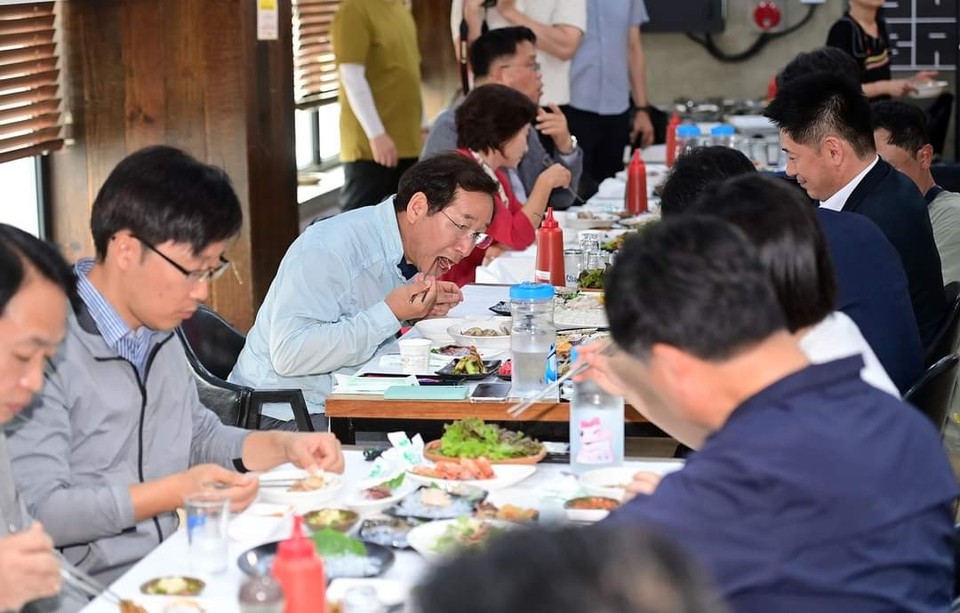 유정복 인천시장이 일본 후쿠시마 오염수 방류와 관련 “우리 수산물은 안전하다며, 국민 안전을 위협하는 것은 일부 정치 선동가의 오염구(汚染口)”라고 일갈했다. (사진=유정복 인천시장 페이스북)