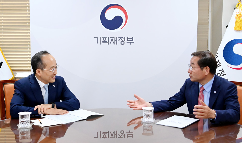 지난 6월 추경호 경제부총리를 만난 유정복 시장이 인천지역 현안을 건의했다. 지역사회 숙원인 2025년 인천발 KTX 개통을 위한 내년~
