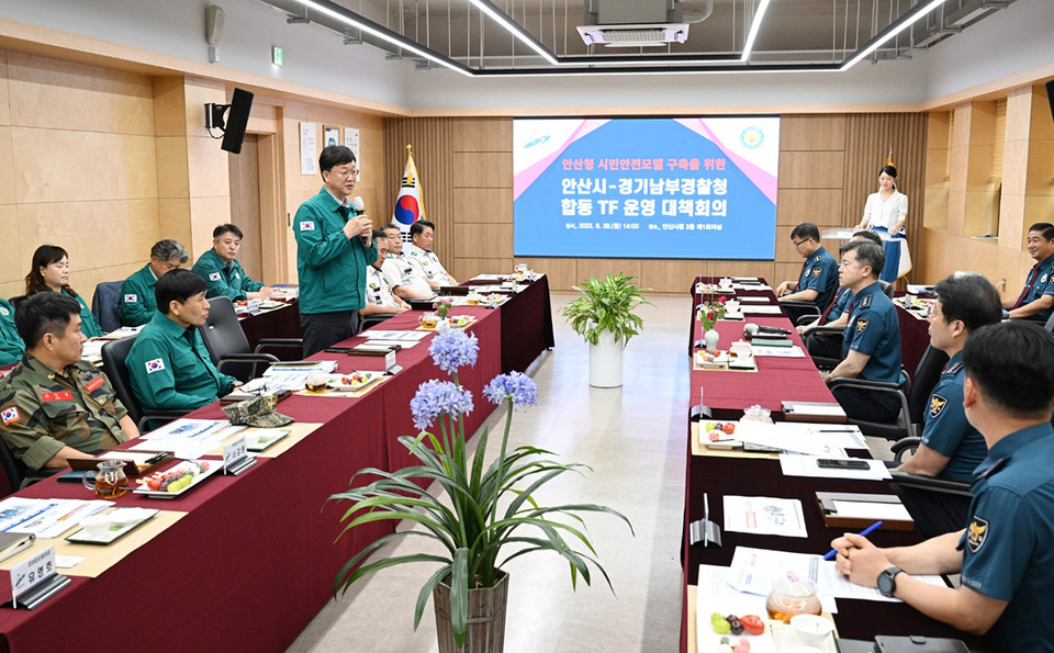 안산시가 28일 시청에서 경기남부경찰청과 최근 발생하고 있는 이상동기 범죄에 대한 사전 예방부터 사후 범죄피해자를 위한 치료·지원까지 촘촘한 사회 안전망을 설계하고 상호 협력을 강화하는 방안을 모색하기 위한 대책회의를 개최했다. (사진제공=안산시청)