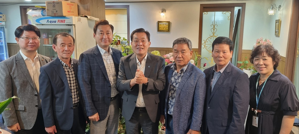 이재준 수원특례시장이 28일 팔달구 한 음식점에서 4개 구 지역사회보장협의체 민간대표와 간담회를 열었다. (사진제공=수원시청)