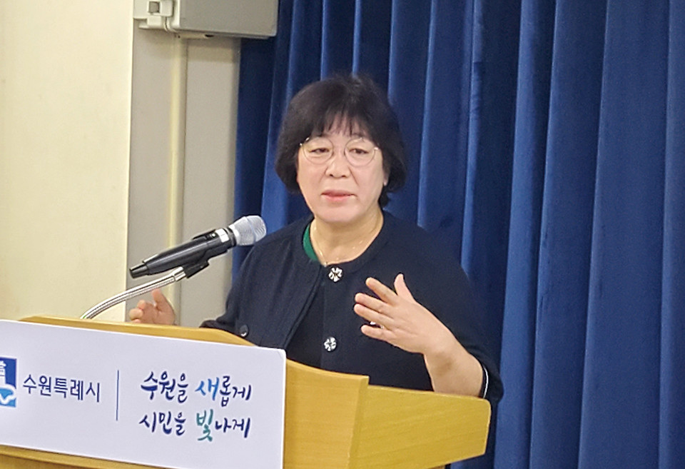 박란자 수원시 복지여성국장이 29일 시청 브리핑룸에서 ‘1인 가구 지원사업’ 방향에 대해 설명하고 있다. (사진제공=수원시청)
