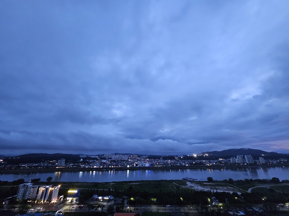 30일 수요일인 오늘 경기·인천지역은 흐리고 낮부터 저녁까지 곳곳에 산발적인 비가 내리는 곳이 있겠다. 예상 강수량은 경기남부내륙을 제외한 서울·인천·경기도에 5㎜내외겠다. 사진은 전날(29일) 오후 7시20분께 먹구름 낀 여주 남한강 전경. (사진=김광섭 기자)