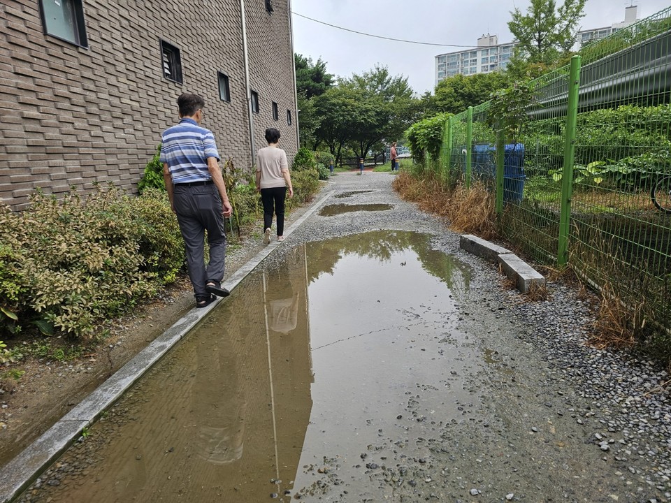 30일 오전 10시40분께 이천시 안흥동의 한 유명온천 옆길이 전날 내린 비로인해 물길로 변해 있어 주민들이 불편을 겪고 있다. (사진=송석원 기자)