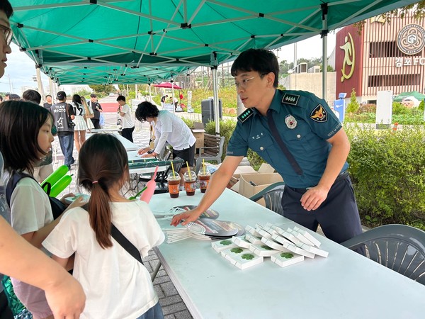 김포경찰서 관계자가 솔터구장에서 열린 김포FC홈경기에 앞서 관람객들에게 스토킹 범죄예방·홍보품을 배부하는 등 홍보활동을 벌이고 있다,(사진제공=김포경찰서)