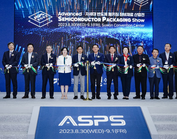 30일 ‘2023 차세대 반도체 패키징 장비·재료 산업전’ 개막식에서  오후석 도 행정2부지사, 이재준 수원시장, 김기정 수원시의회 의장, 반도체 산업 관련 연구기관, 학계, 기업 대표, 도의원, 시의원 등이 테이프를 자르고 있다.  (사진제공=수원시청)