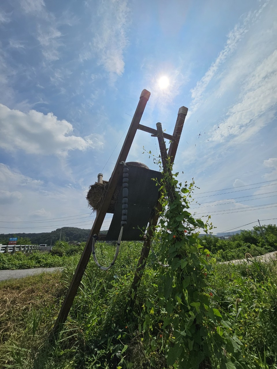 31일 오후 2시10분께 여주시 북내면 운촌리의 한 도로변에 대형 지게가 우뚝 세워져 있다. (사진=김광섭 기자)