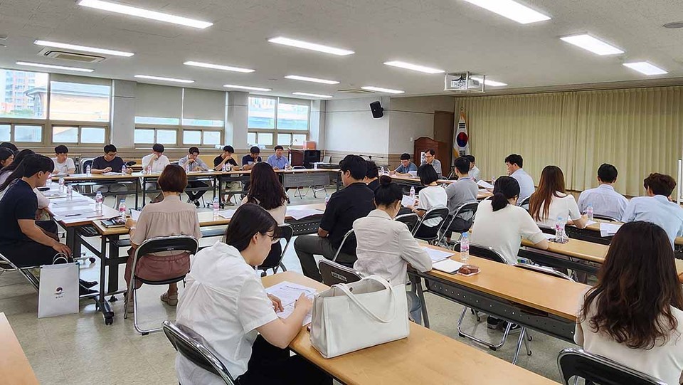 평택시가 무분별하게 설치되어 있어 도시미관 저해 및 시민들의 안전을 위협하는 불법 광고물을 몰아내고 올바른 광고 문화 정착을 위해, 현장에서 일선 업무를 담당하는 25개 읍·면·동 광고물 담당자들이 31일 한자리에 모여 간담회를 개최했다고 밝혔다. (사진제공=평택시청)