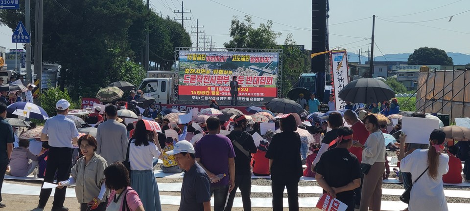포천시에 위치하는 드론작전사령부 창설에 지역 주민들이 반발하고 나섰다. 선단동 주민 200여명은 지난 1일 개최된 드론작전사령부 창설에 맞춰 15항공단 정문 앞 43번 국도 앞에 모여 부대 창설에 반대하는 시위에 나섰다. (사진=김성운 기자)