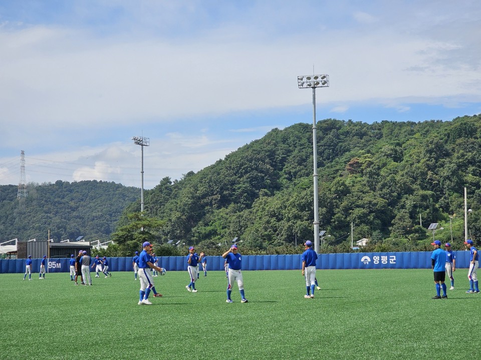3일 오후 1시50분께 양평군 개군면 개군레포츠공원 다목적구장에서 개군중학교 야구부 학생들이 몸풀기 운동을 하고 있다. (사진=장은기 기자)