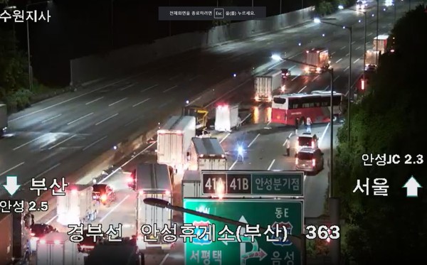 4일 오전 2시31분께 평택시 경부고속도로 안성휴게소(서울방면) 일대에서 화물차와 고속버스의 추돌사고가 나 2명이 사망했다. (사진제공=경기도소방재난본부)
