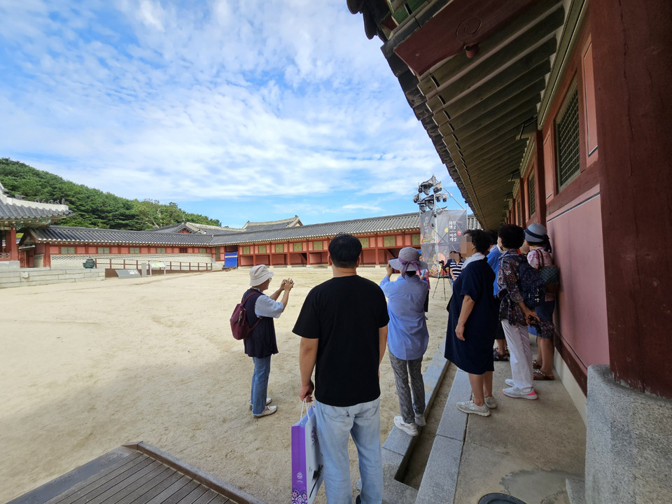 5일 오전 11시10분께 수원화성행궁을 찾은 관광객들이 문화관광해설사의 설명에 경청하고 있다. (사진=권영복 기자)