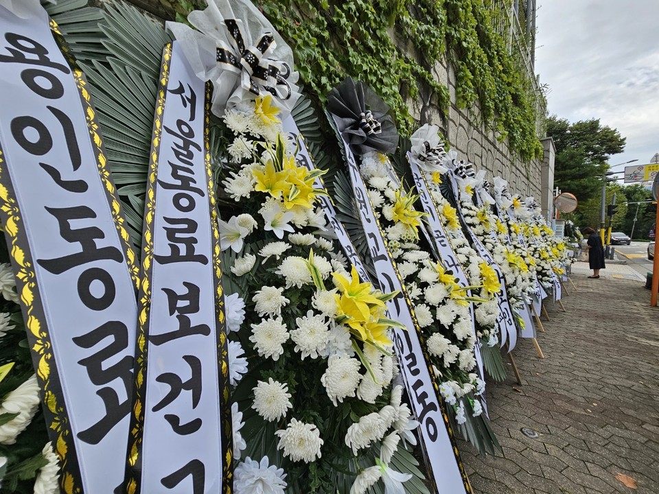 5일 오전 7시50분께 용인시 기흥구의 한 고동학교 교사 A씨를 추모하기 위해 마련된 공간에서 이곳을 지나던 시민이 기도하고 있다. (사진=김광섭 기자)