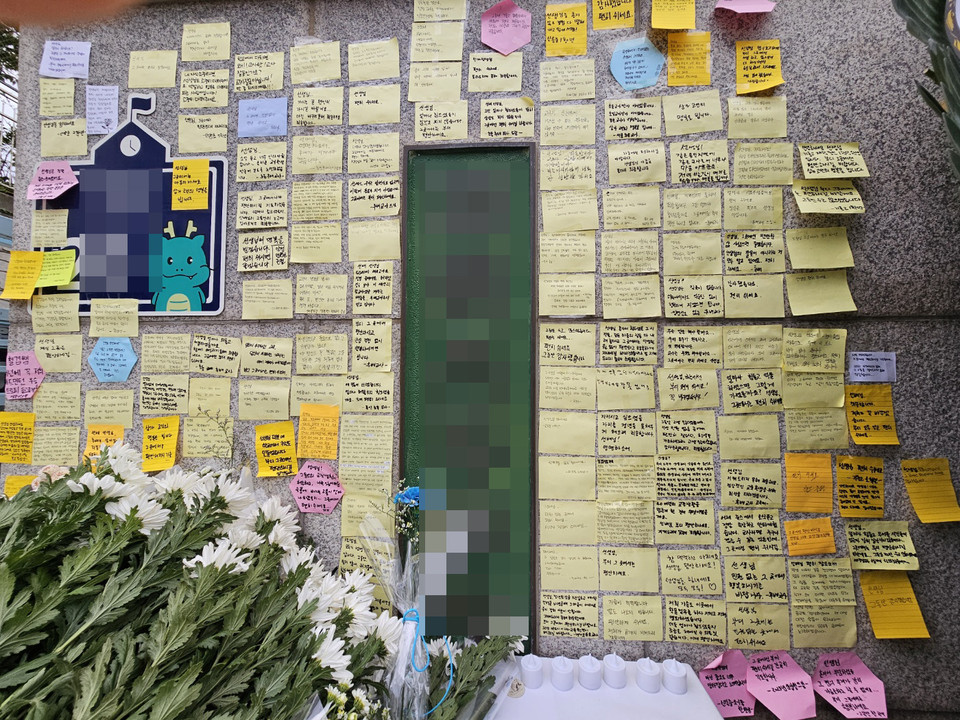 5일 오전 7시50분께 용인시 기흥구의 한 고동학교 앞에는 숨진 교사 A씨를 추모하기 위한 발길이 이어지고 있다. (사진=김광섭 기자)