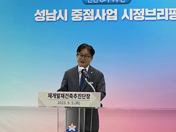 성남시 이정문 재개발재건축추진단장은 5일 “전면적인 재개발·재건축 종합기획 및 지원체제를 마련해 신속하고 안전하게 추진하겠다”고 말했다. (사진제공=성남시청)